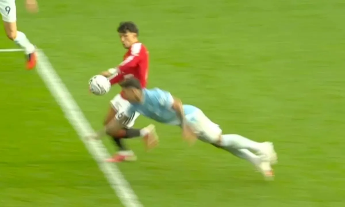 El organismo arbitral de la Premier League reconoció una falla del VAR en el gol de Haaland que definió el clásico