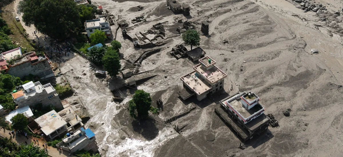 Equipos de rescate trabajan contrarreloj para hallar a cientos de desaparecidos tras las inundaciones entre Nepal y China