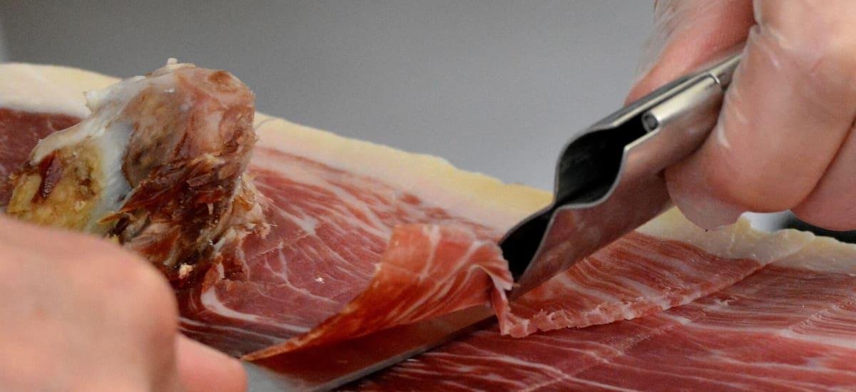 El mejor pueblo del país para comer jamón ibérico: tiene más de 150 empresas jamoneras y algunas ofrecen degustaciones