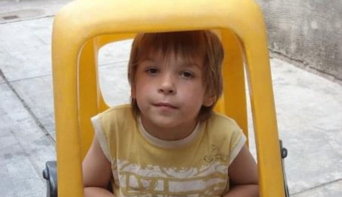 Es hijo de dos figuras queridas de la TV, hoy tiene 22 años y encontró su vocación lejos del país