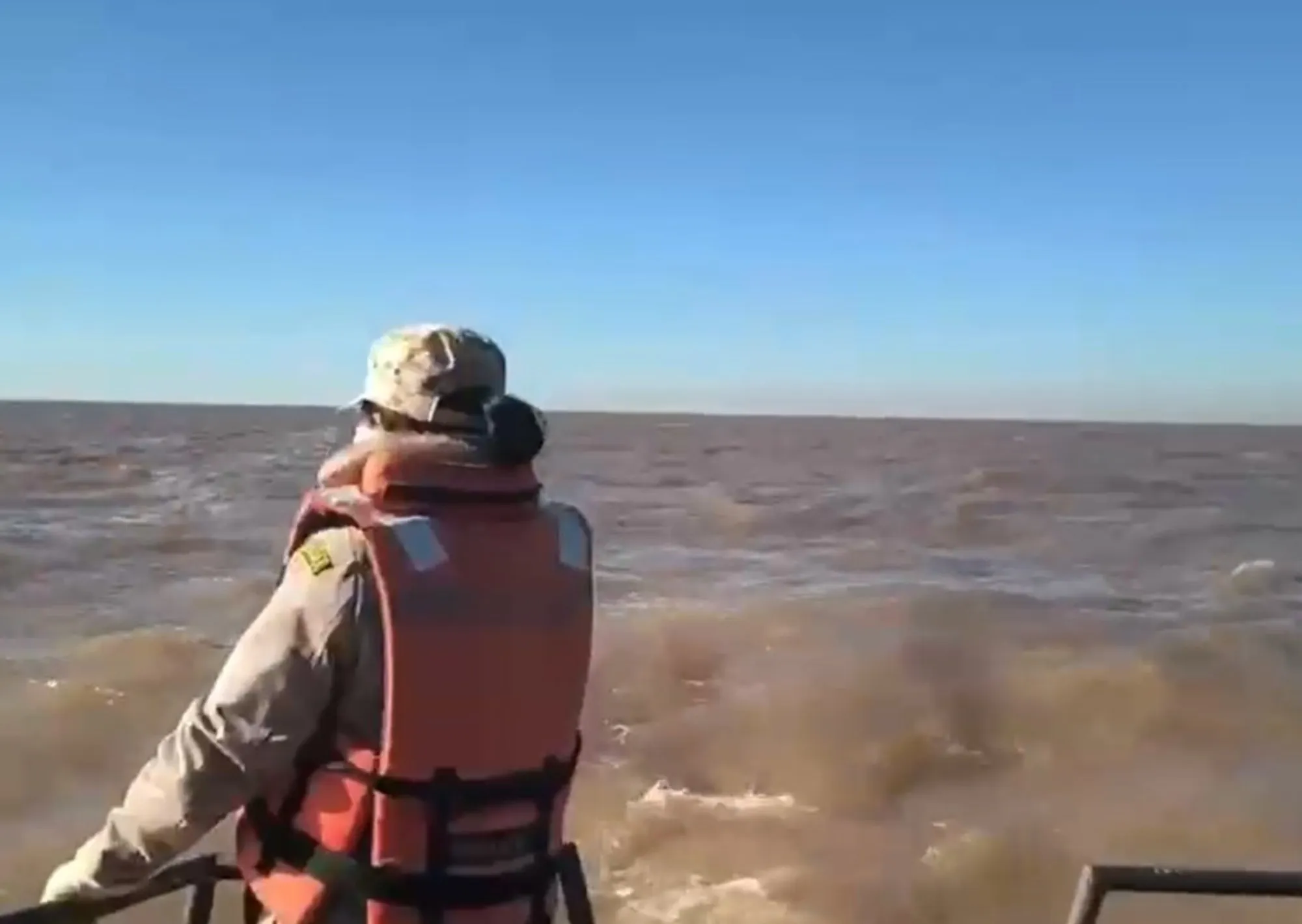 Salieron a pescar pejerreyes y desaparecieron: Prefectura busca intensamente a cinco hombres en el Río de la Plata