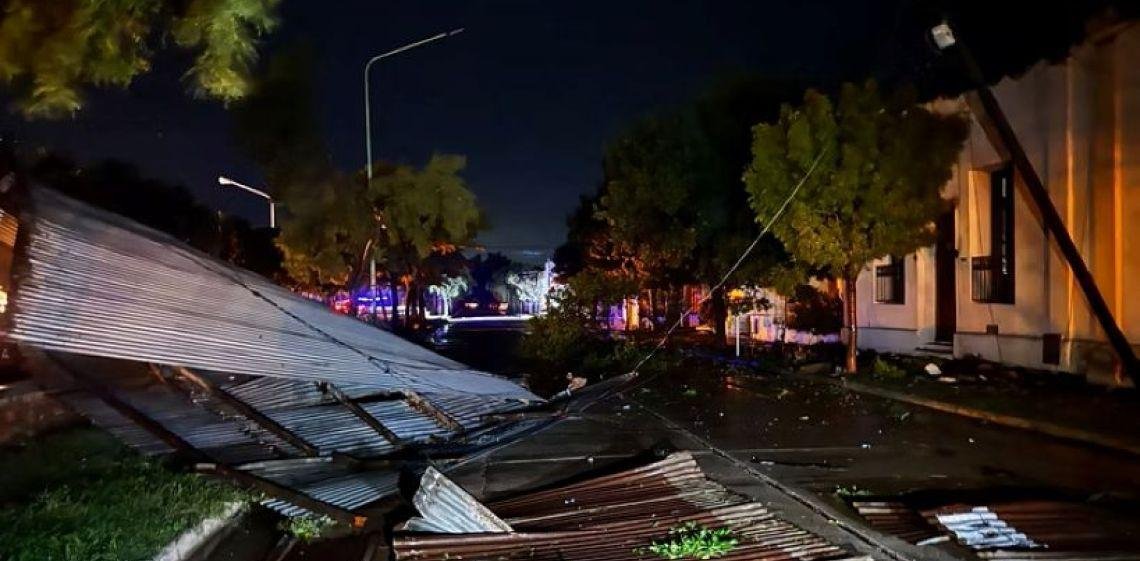 Fuerte temporal en Coronel Moldes: voladura de techos, caída de postes y vientos de hasta 120 km/h
