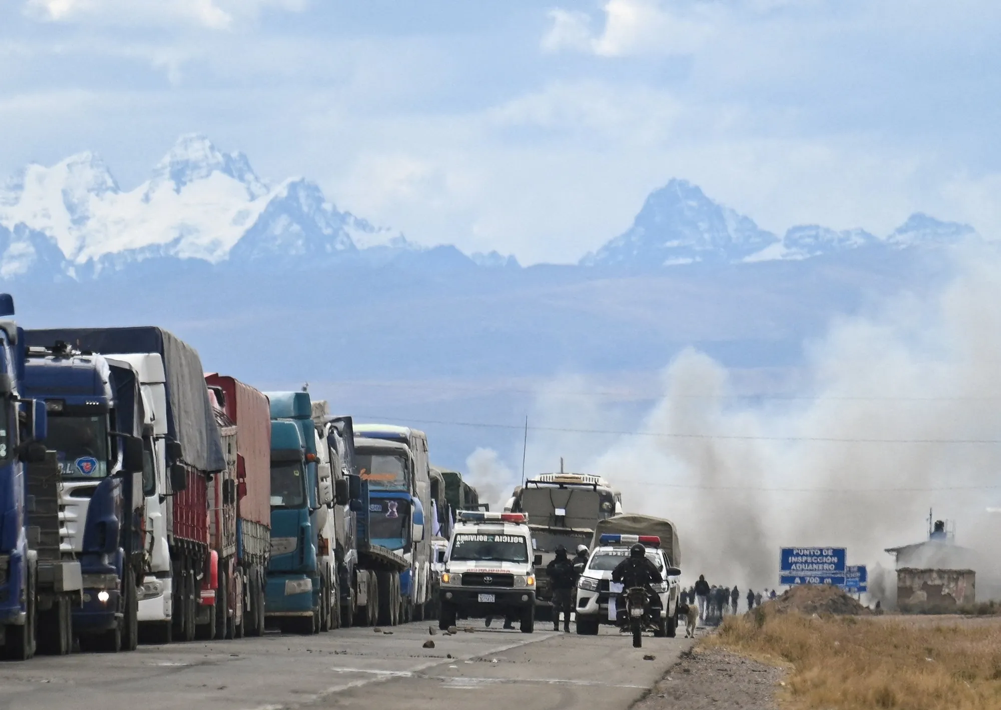 Un operativo para levantar los piquetes en Bolivia terminó con enfrentamientos y pocos resultados