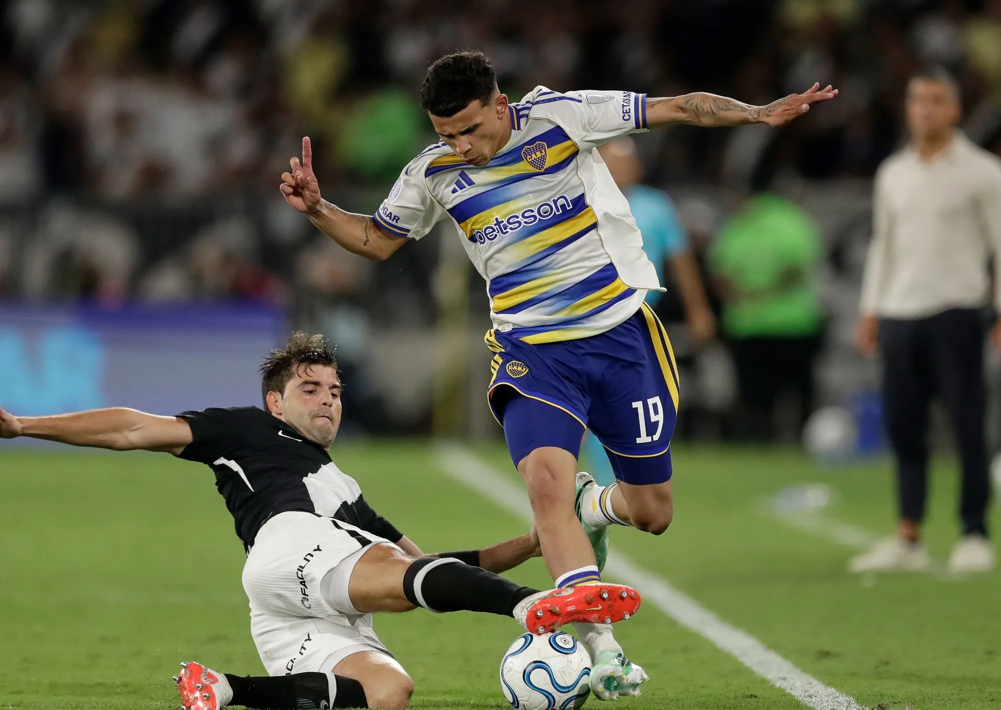 Leonel Flores le pagó con la misma moneda a Thiago Mendes, tras la victoria de Boca en Río: la cargada que frenó Arruabarrena