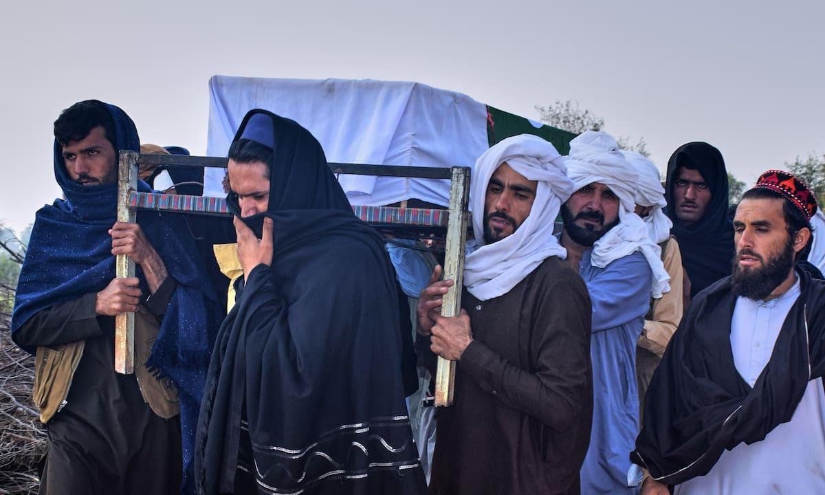 Pakistán dice que mató a más de 300 soldados afganos en ataques aéreos en Afganistán