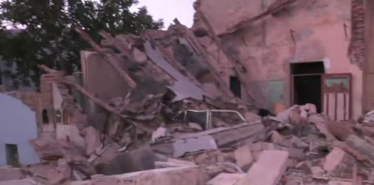 Impactante derrumbe en Sarandí: un auto quedó aplastado tras el colapso del techo de una vivienda