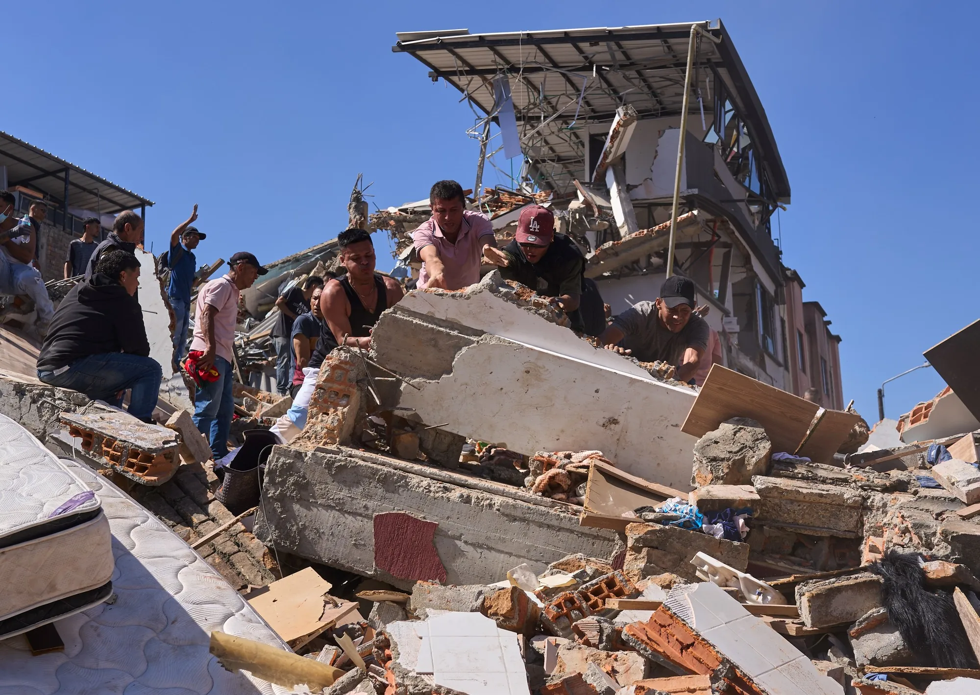 Colombia declara "desastre nacional" por el terremoto que deja al menos 73 muertos
