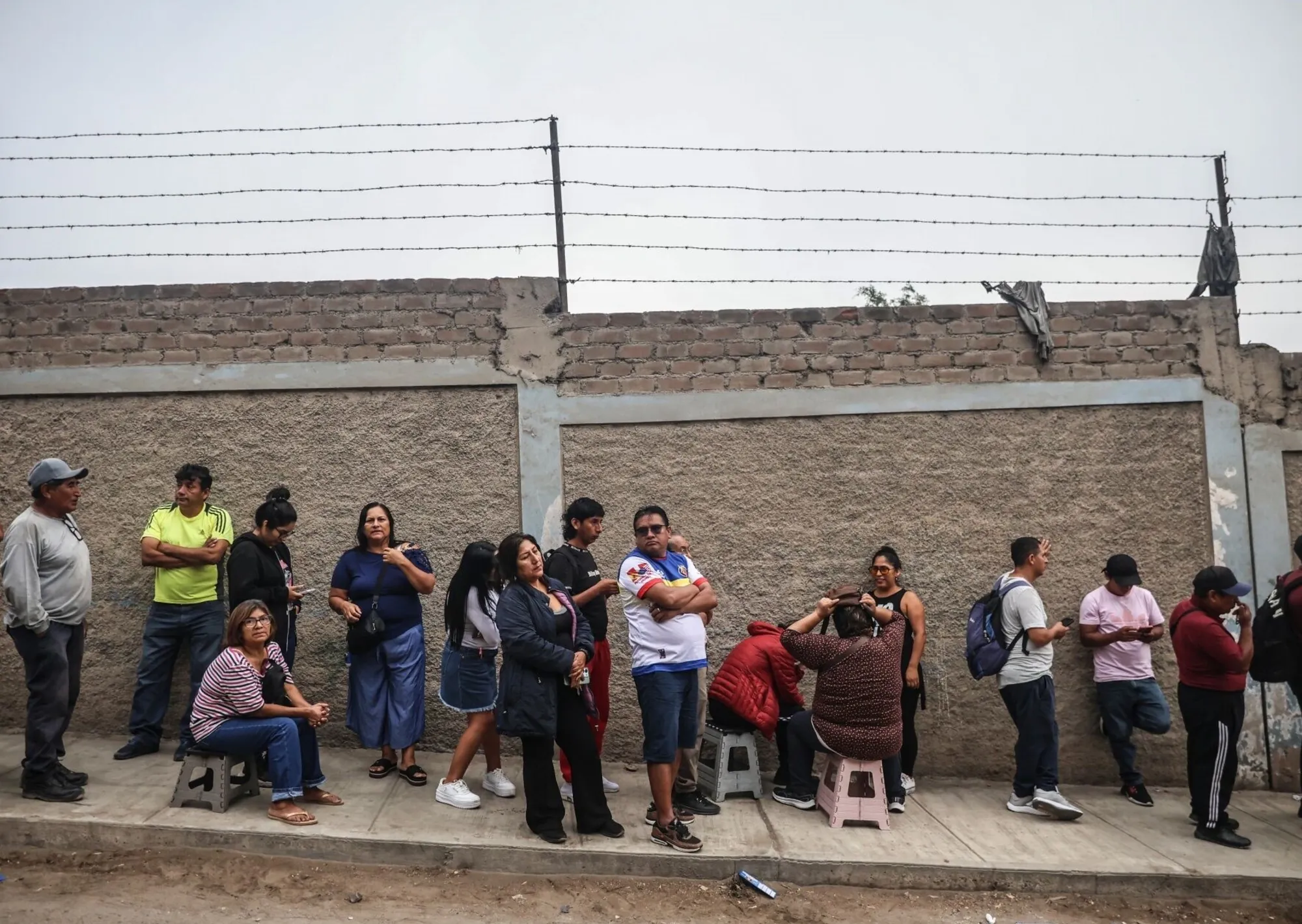 Elecciones en Perú: detienen a un funcionario electoral tras las demoras y falta de boletas