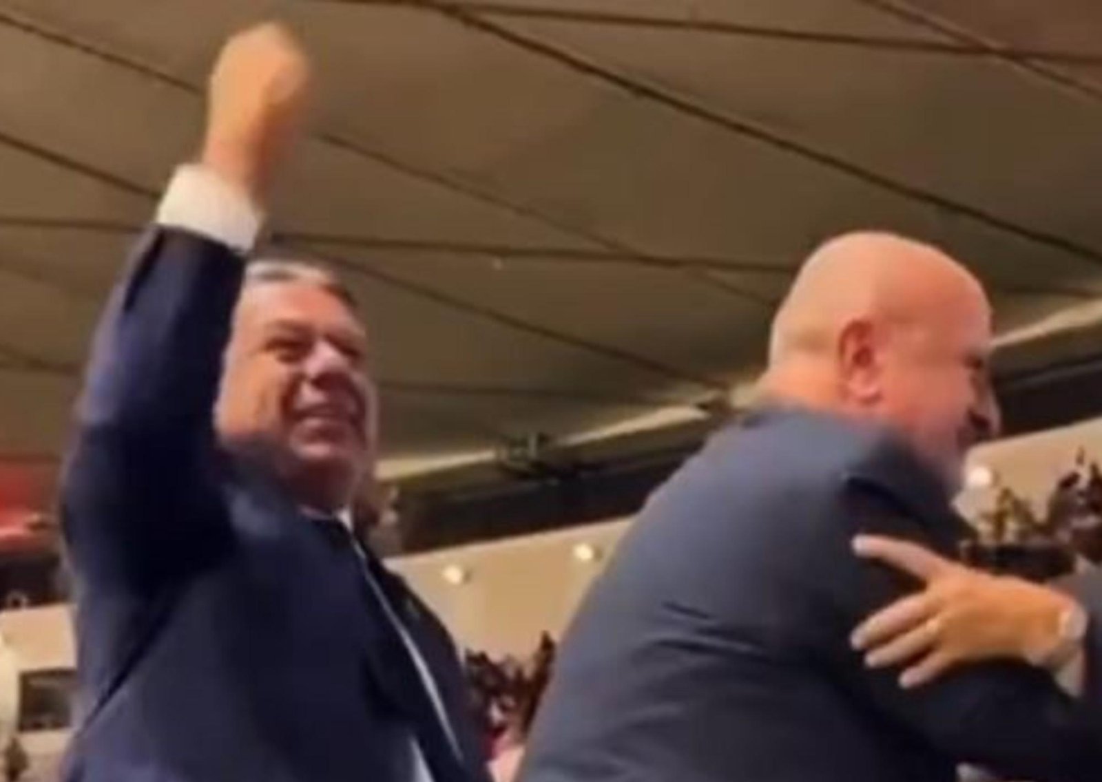 En pleno escándalo con la AFA, Claudio Tapia estuvo en el Maracaná y festejó como un hincha más el gol de Lanús que le dio la Recopa