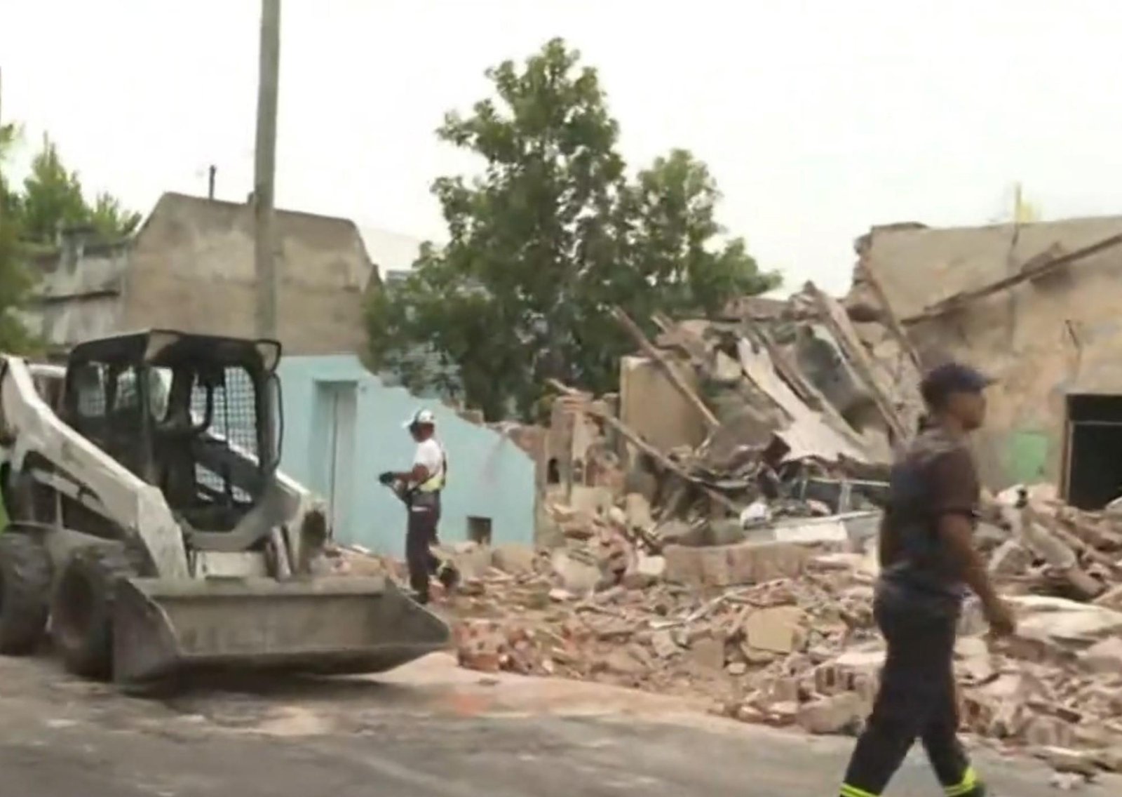 Cedió el techo y una casa se desplomó en Sarandí: un auto de colección quedó destruido bajo los escombros