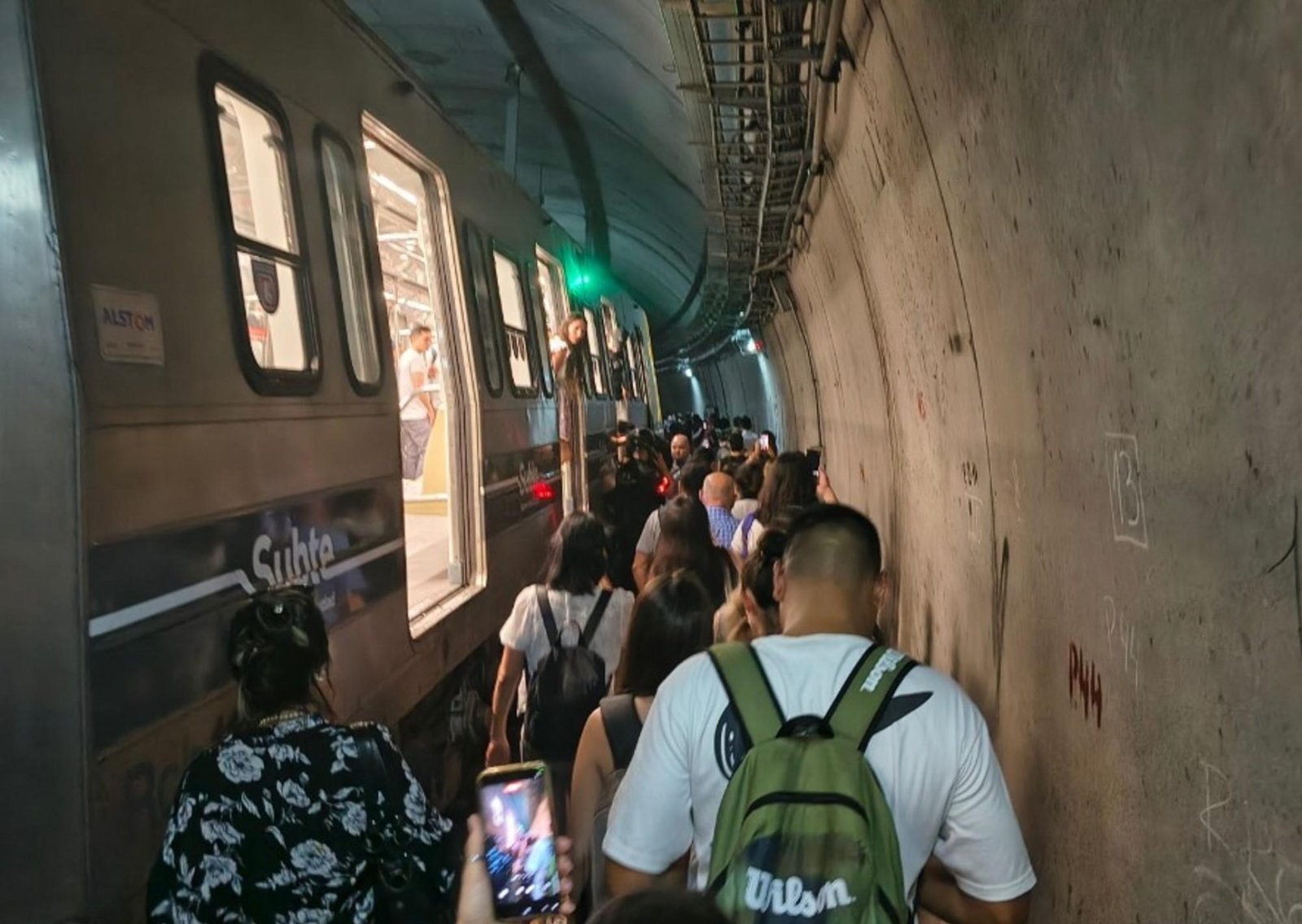 Por una falla técnica y un pasajero descompuesto, evacuaron por los túneles una formación de la línea E de subte