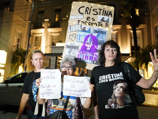 Cristina Kirchner internada: la militancia kirchnerista se acercГі hasta el sanatorio Otamendi