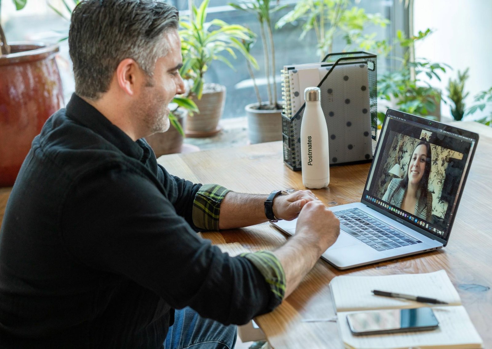 Trabajo remoto en el exterior: 10 webs clave para ganar en dólares o euros desde casa