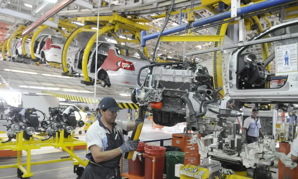 El uso de la capacidad instalada de la industria tuvo una leve suba en agosto, pero cayó frente a 2025