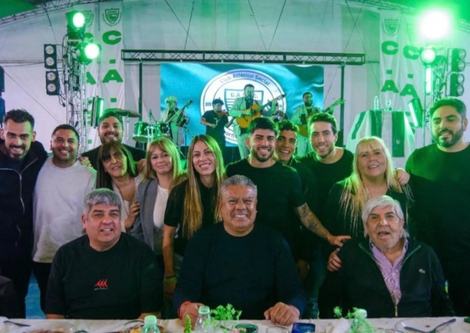 Tras varios años distanciados, Chiqui Tapia se reconcilió con los Moyano y se mostraron juntos en un festejo del club Camioneros