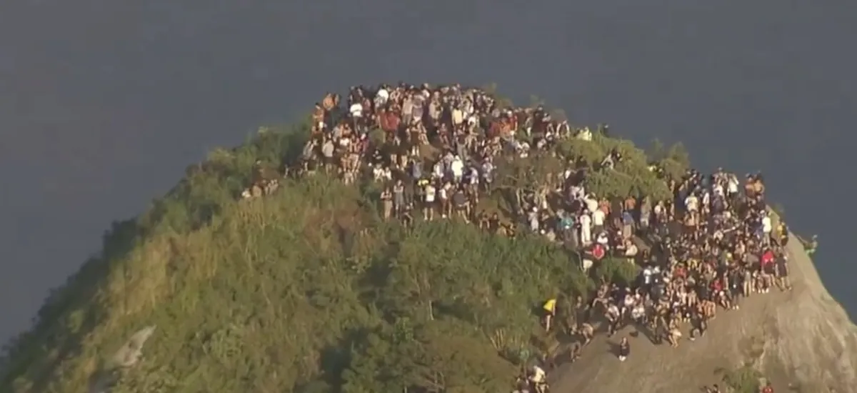 Una operación contra el narcotráfico dejó a unos 200 turistas atrapados en lo alto del morro de una favela de Río de Janeiro