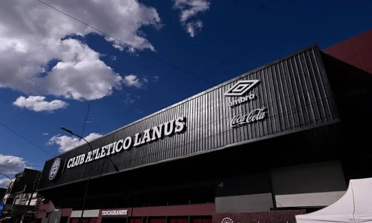 Un niño fue internado en grave estado luego de que se le cayera un arco de fútbol en el club Lanús