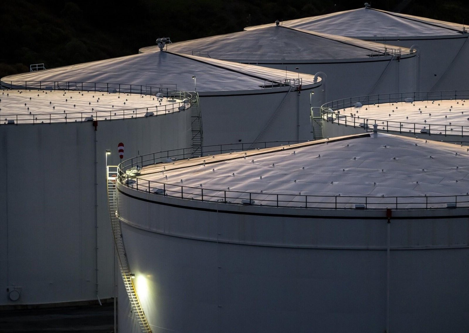 Guerra en Irán: el petróleo registra la mayor alza en cuatro años por el cierre de Ormuz