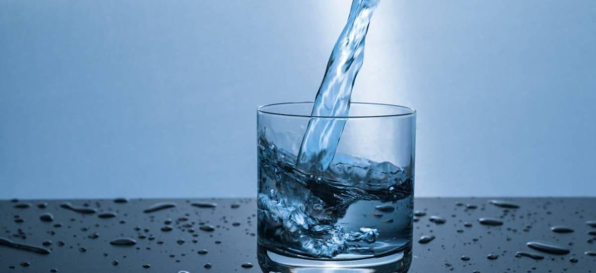 Poner un vaso de agua debajo de la cama: para qué sirve y por qué lo recomiendan, según el Feng Shui - El Cronista