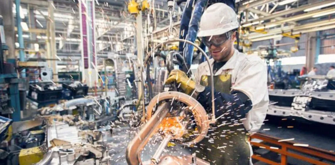 La industria se derrumbó 8,7% interanual en febrero, según el INDEC