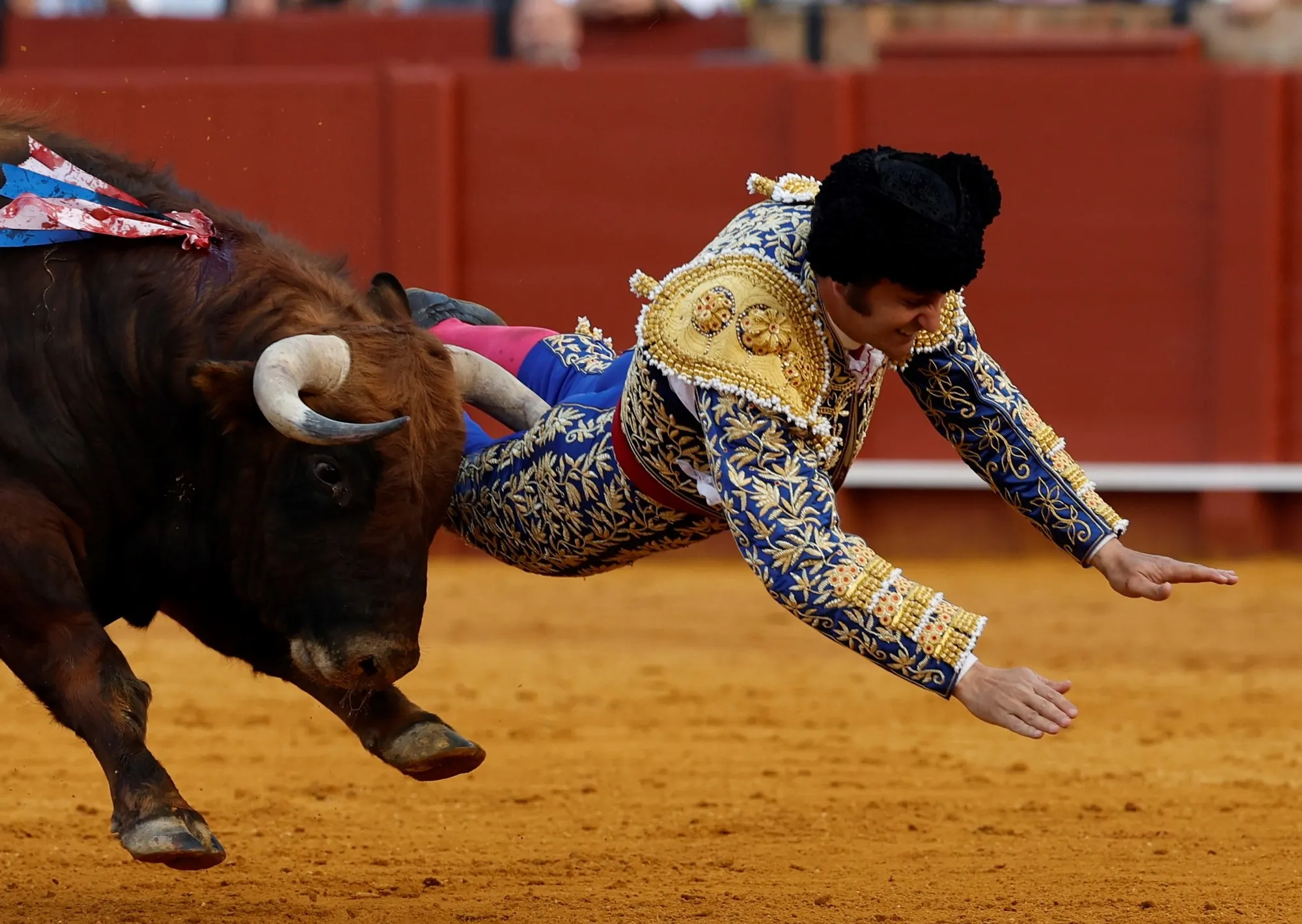 Un famoso torero sufrió una cornada durante una corrida en Sevilla y permanece en grave estado