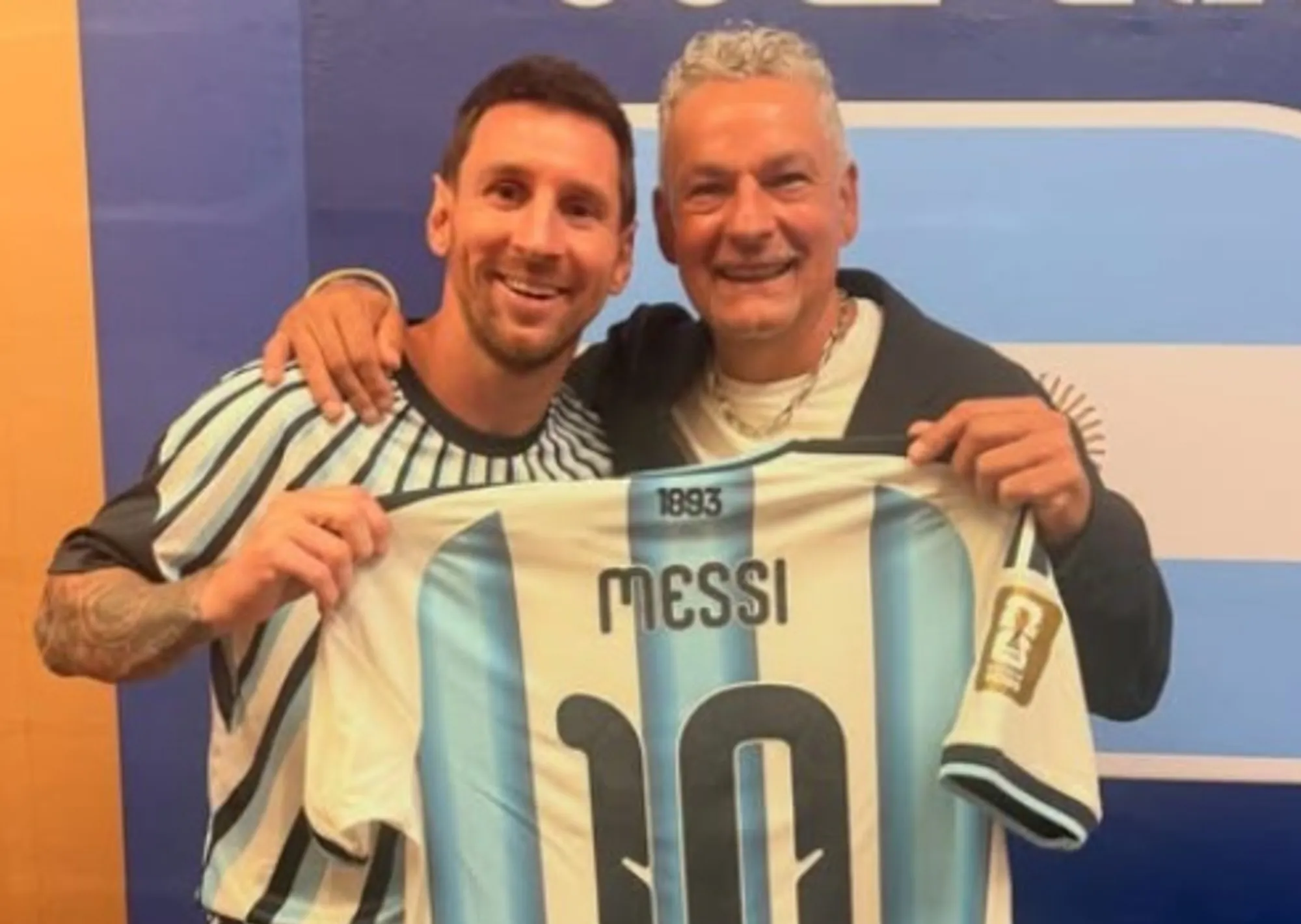 Messi le regaló su camiseta a Roberto Baggio tras la clasificación ante Suiza y revivió una amistad que nació gracias a Guardiola