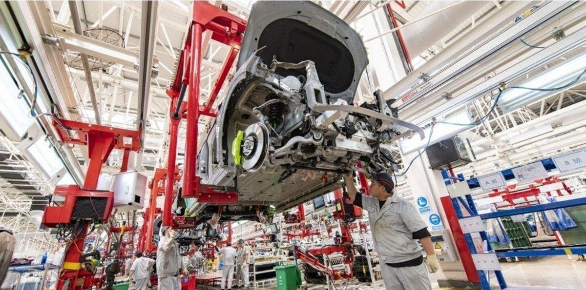 La mayor fabricante china de vehículos eléctricos tuvo una contracción del 41% en sus ventas globales