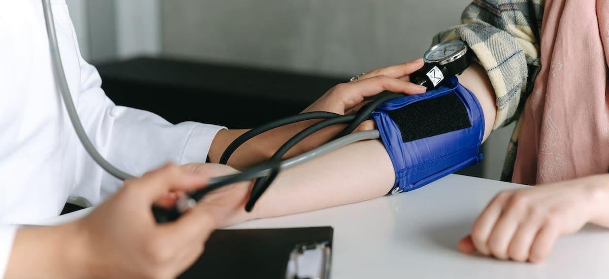 Atención hipertensos: el nuevo valor de presión que recomiendan para prevenir infartos y ACV