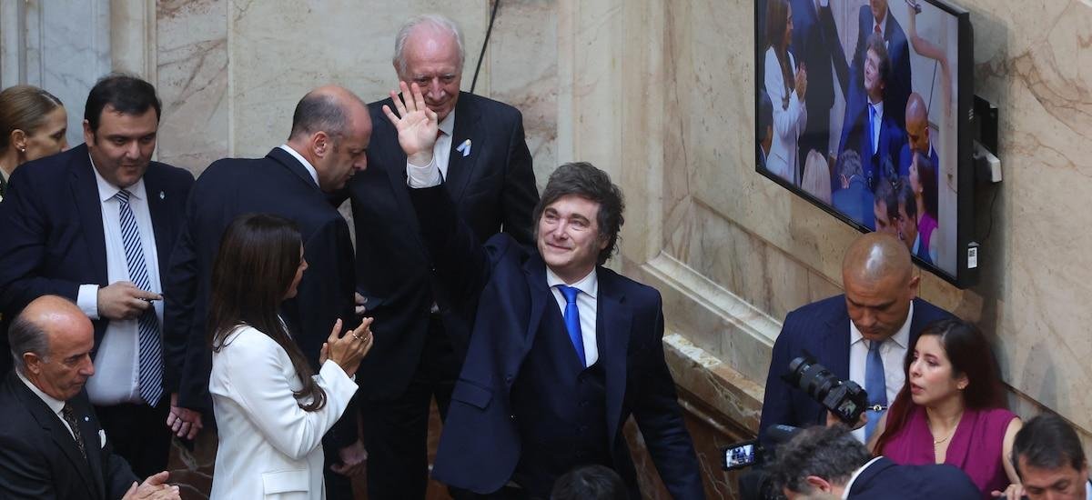 Milei subió al ring a sus rivales: acusó una conspiración interna y atacó al kirchnerismo y a los empresarios