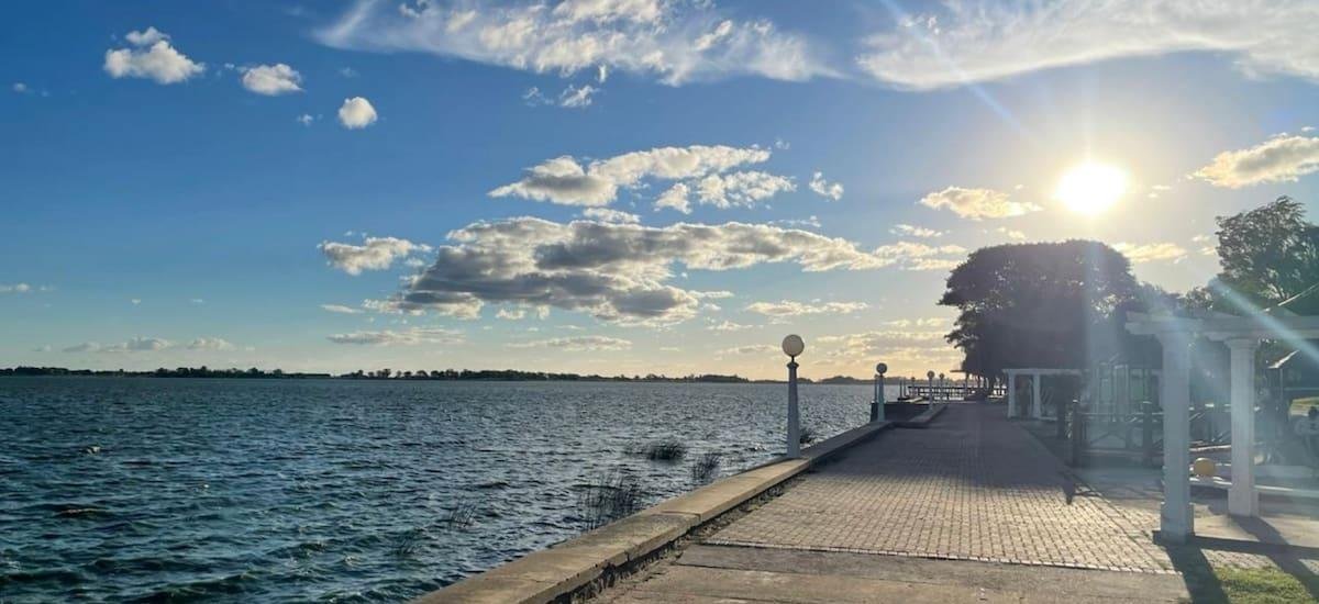 Escapada cerca de Buenos Aires: el pueblo con laguna y parrillas al que podés llegar en transporte público