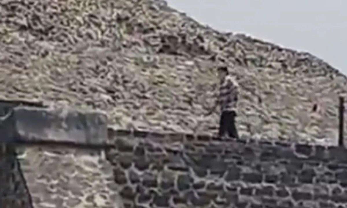 Un hombre empezó a disparar desde la cima de la pirámide de Teotihuacán: mató a una turista y se suicidó