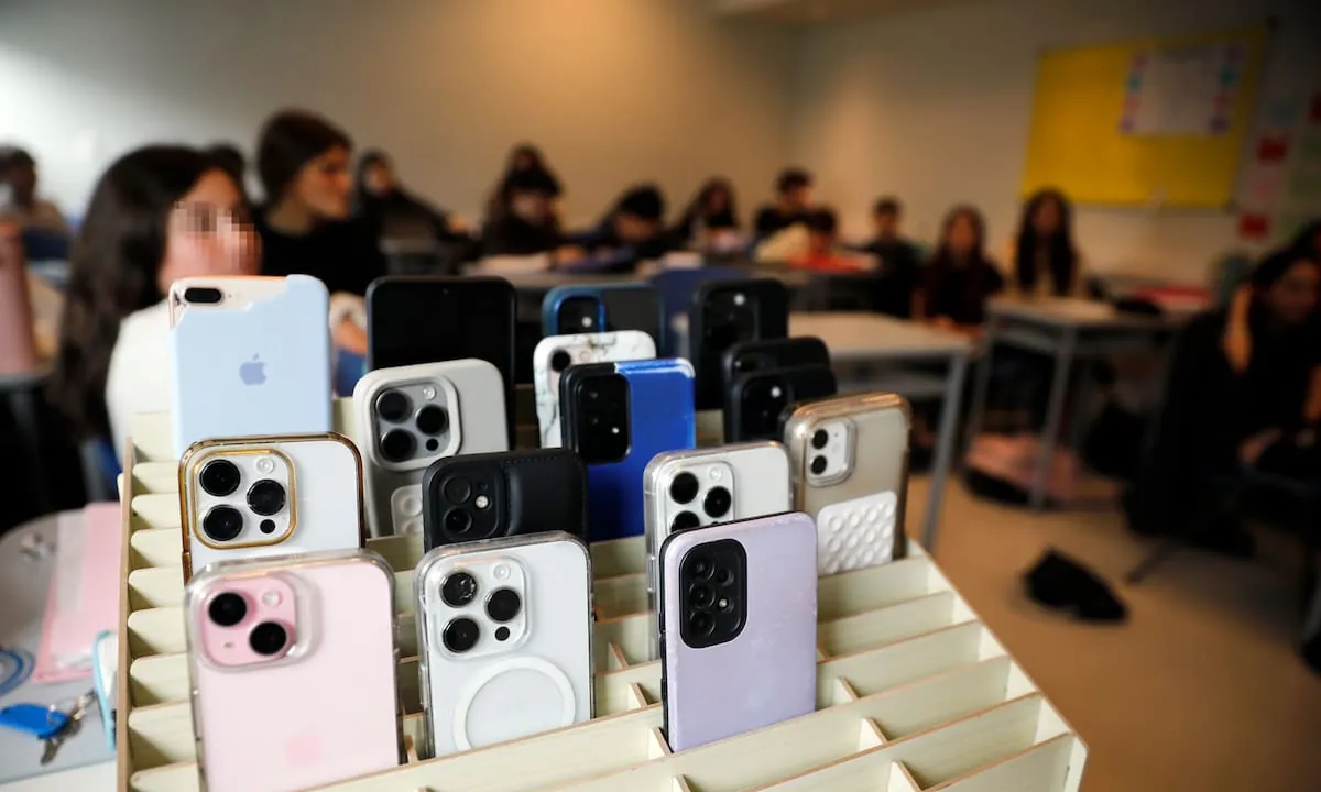 Unesco evaluó las restricciones a los celulares en las aulas de América latina y el mundo, y analizó sus efectos
