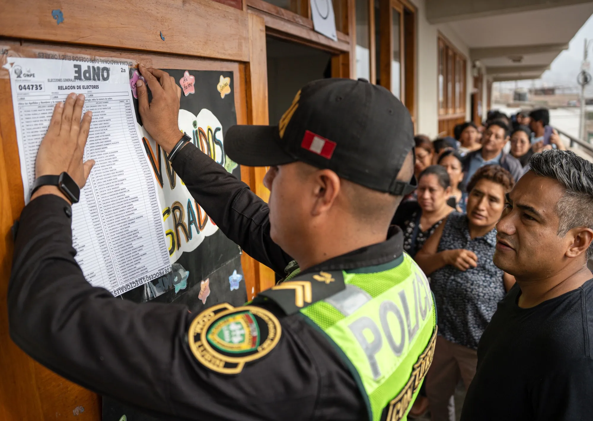 Elecciones presidenciales en Perú: Keiko Fujimori sigue primera, reabrieron 13 centros de votación y hay un detenido por las demoras