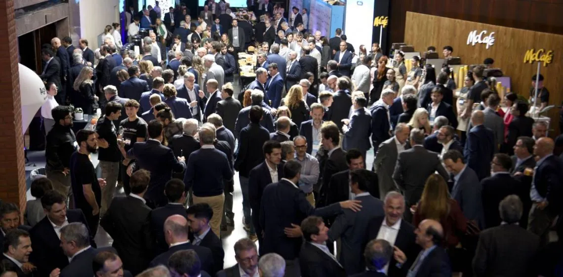 Ejecutivos de empresas prevén que la economía mejorará pero moderan sus expectativas