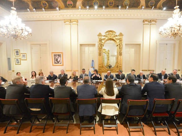 Una recepciГіn a la medida de Milei, con pocos reclamos y los gobernadores compitiendo para llevarse el mejor saludo