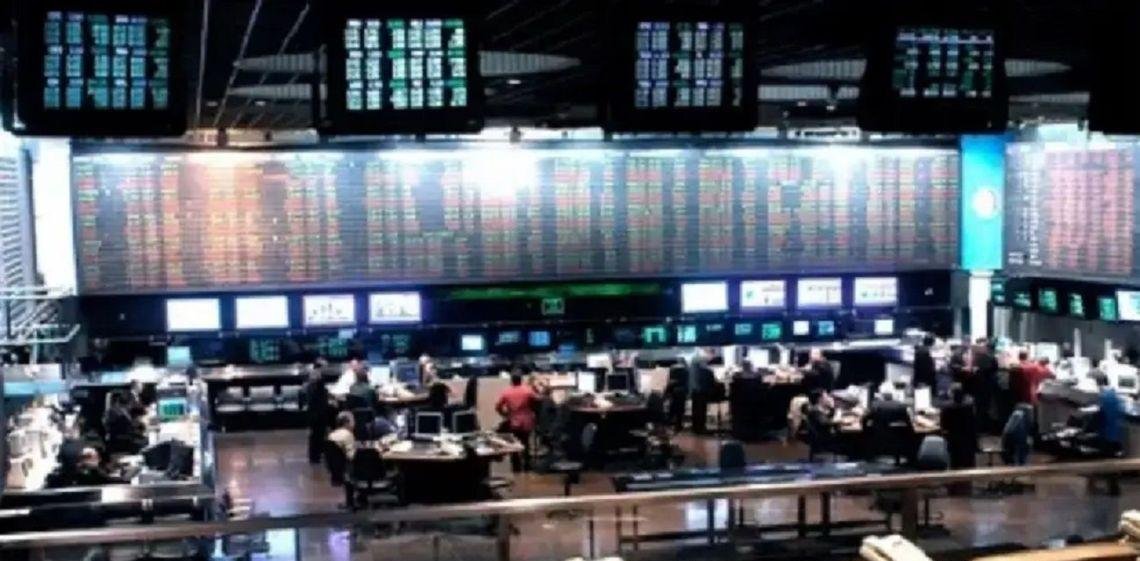 Mercados en alerta: sube el petróleo, cae la Bolsa y crece la presión sobre la deuda argentina