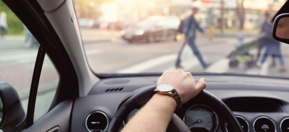 La DGT prohíbe detenerse para ceder el paso a peatones: en qué casos y cuál es la sanción