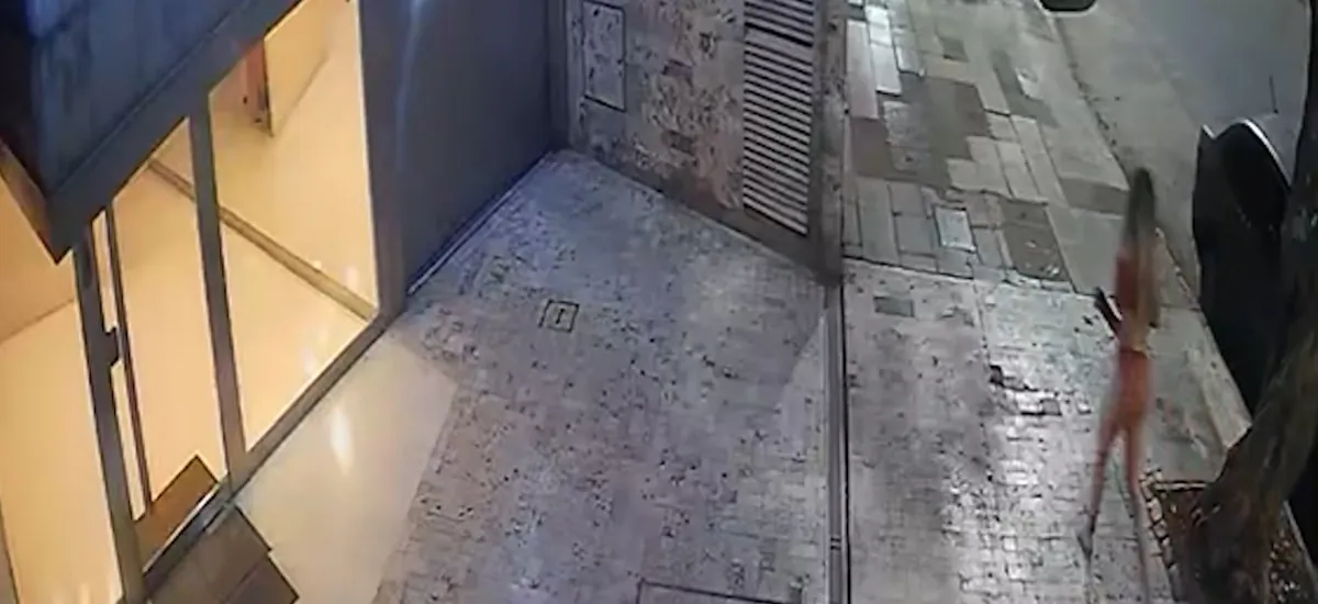Un nuevo video muestra el momento en que Candela Arizaga salió semidesnuda y descalza del departamento de Facundo Moyano