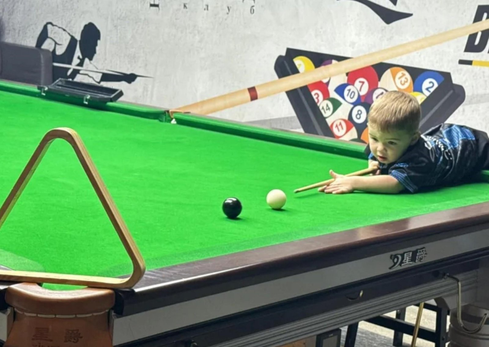 Tiene dos años y ya batió dos récords de billar