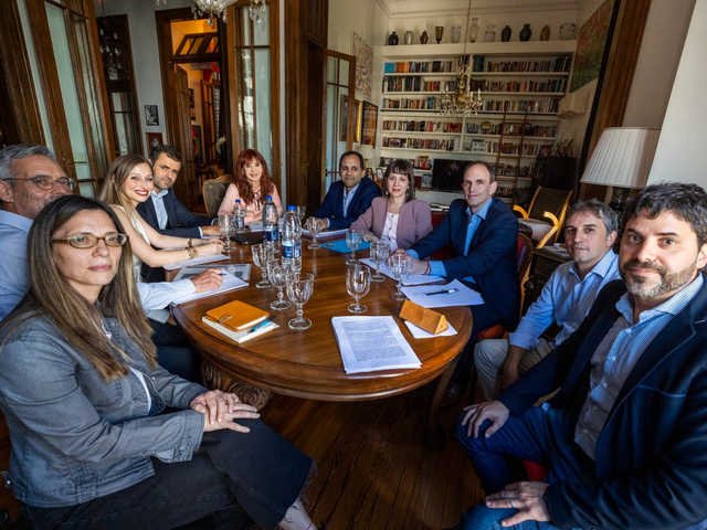 Cristina Kirchner defendiГі su foto con nueve economistas mientras cumple prisiГіn domiciliaria: вЂњВїCuГЎl es el problema?вЂќ