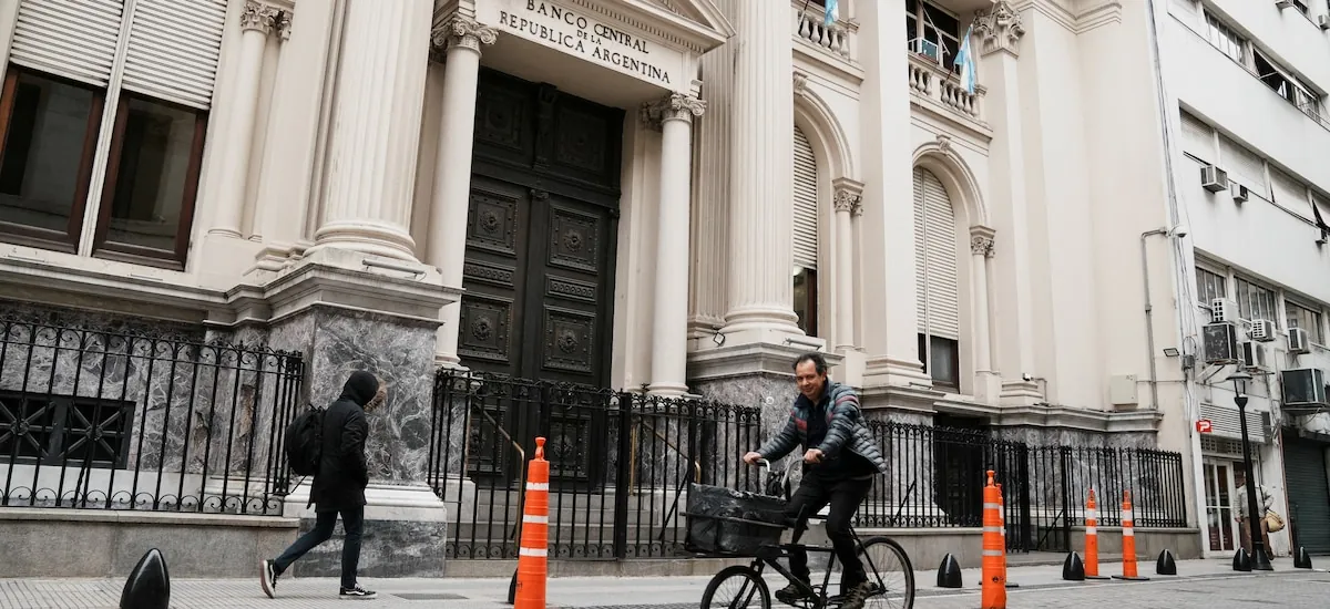 Un ex presidente del BCRA partidario de Milei alertó por los riesgos de impulsar los préstamos en dólares: “Es una mala idea”