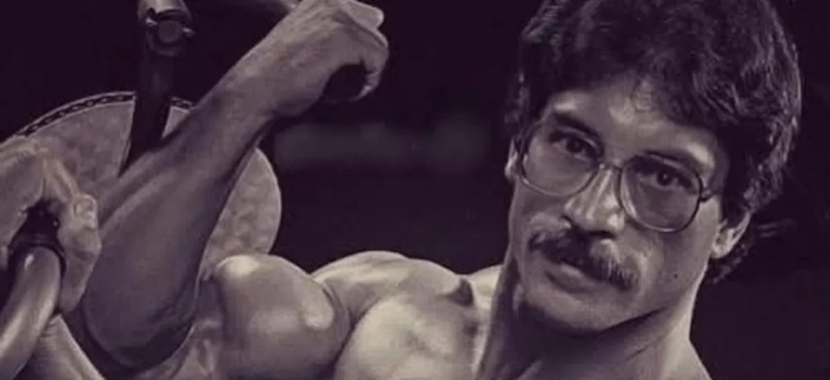 El exculturista Mike Mentzer advierte sobre riesgos del uso de esteroides en el alto rendimiento