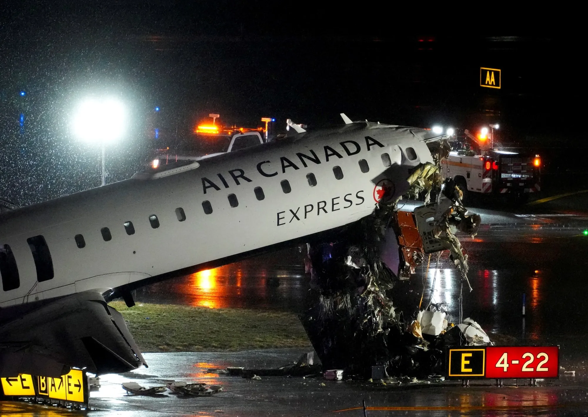 "Deténgase": el desesperado intento de un controlador por evitar el trágico choque de un avión y un camión de bomberos en un aeropuerto de Nueva York