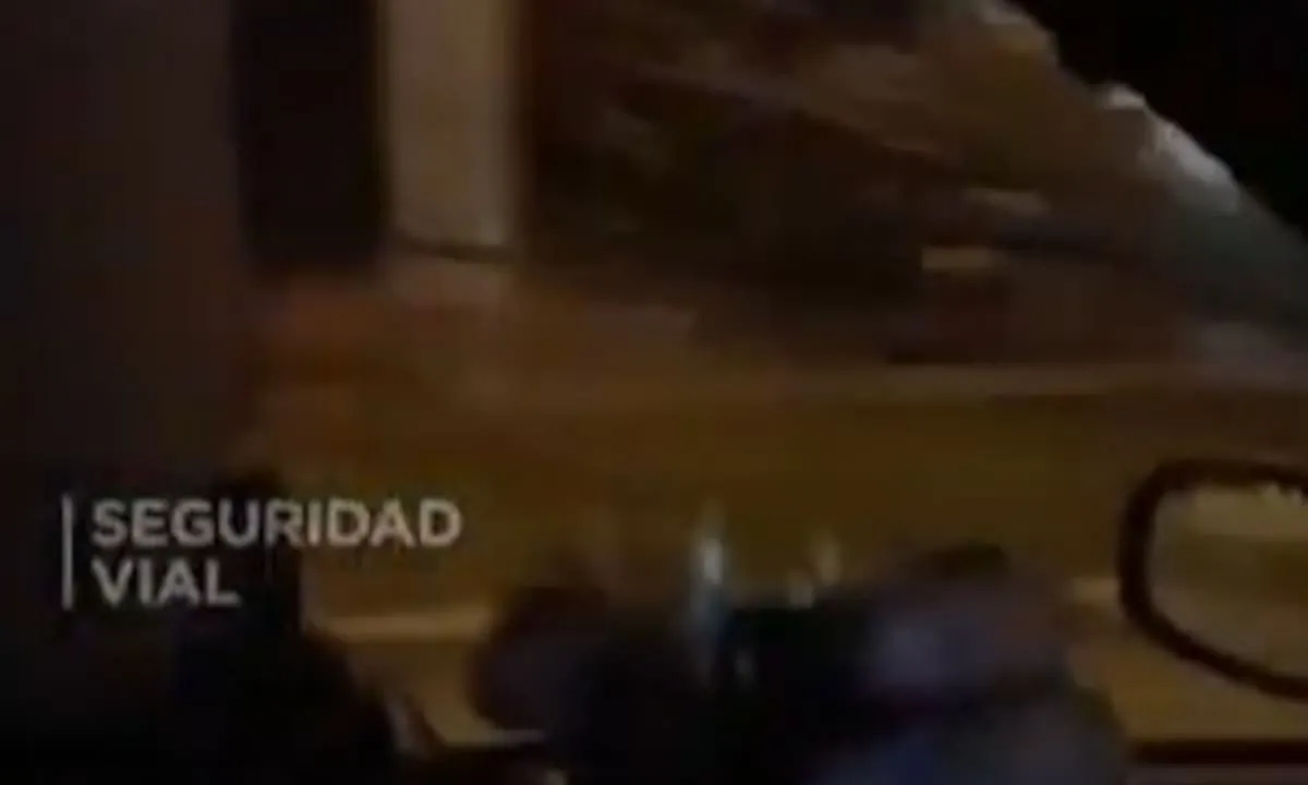 Un hombre se grabó tomando whisky mientras manejaba en la Ruta 2 y lo subió a las redes