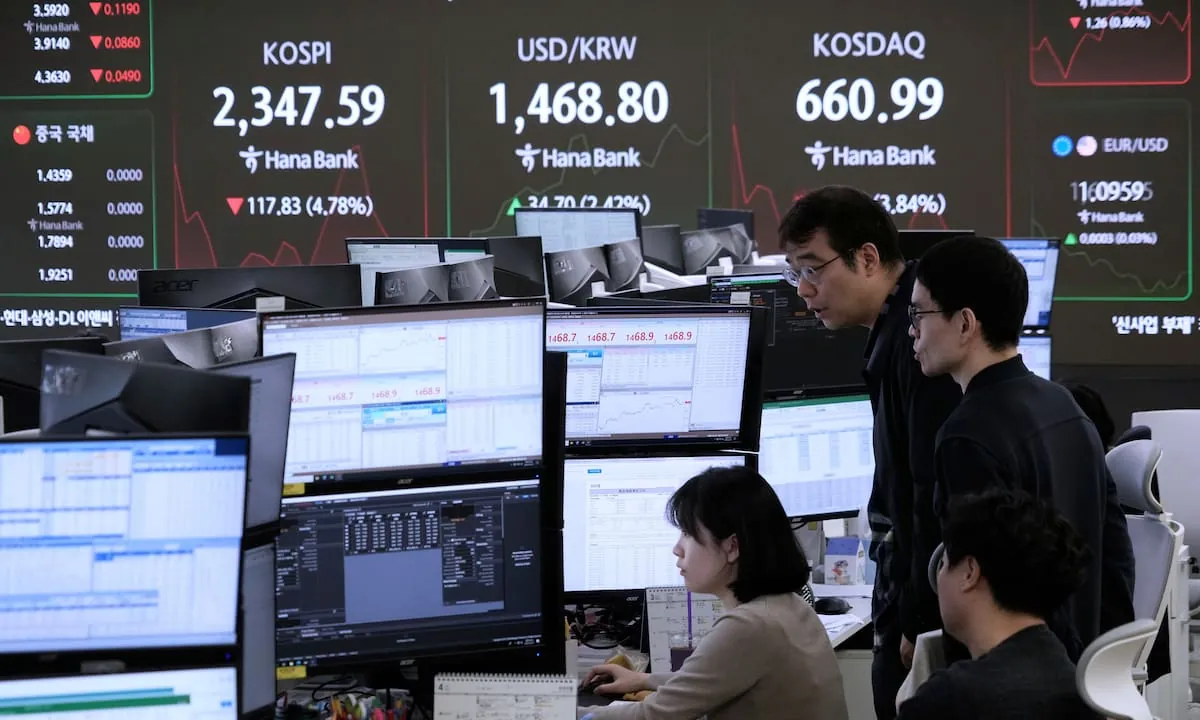 Wall Street cierra al alza, impulsada por el respiro en los precios del petróleo