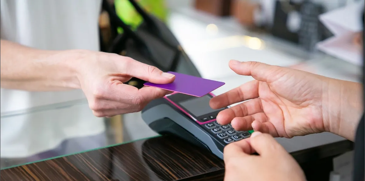 Detuvieron a una mujer que le robó la tarjeta a una compañera de trabajo para pagar pasajes