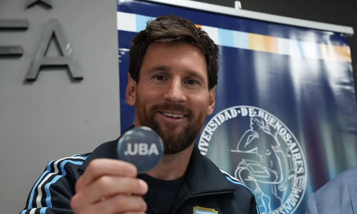 Messi recibió el doctorado Honoris Causa de la UBA horas antes de su despedida de la selección
