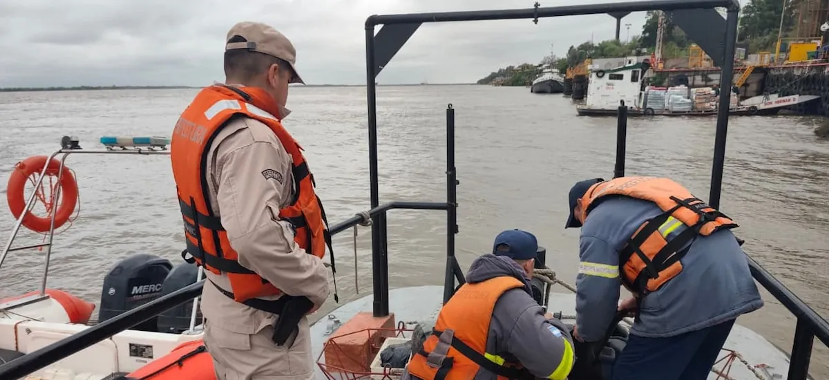 Naufragio en el río Paraná: rescataron a un hombre y buscan a otros tres tripulantes desaparecidos en Santa Fe