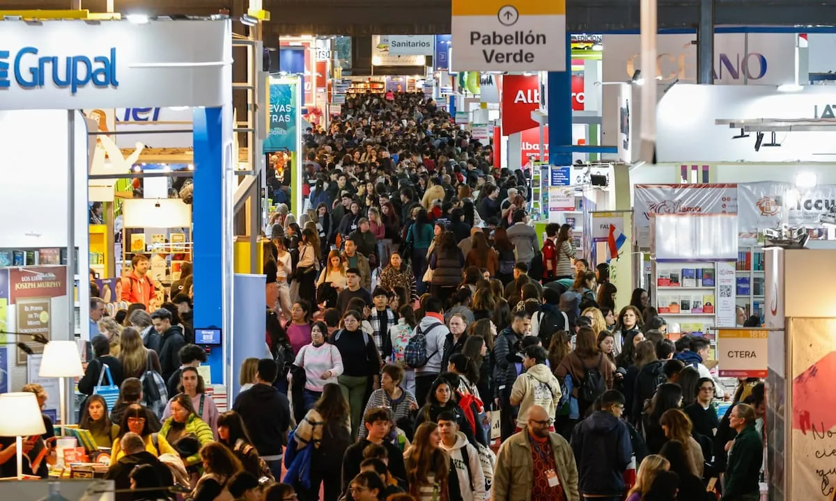 El último fin de semana de la Feria del Libro arrancó con salas llenas para Fito Páez y Selva Almada y pasillos colmados de adolescentes