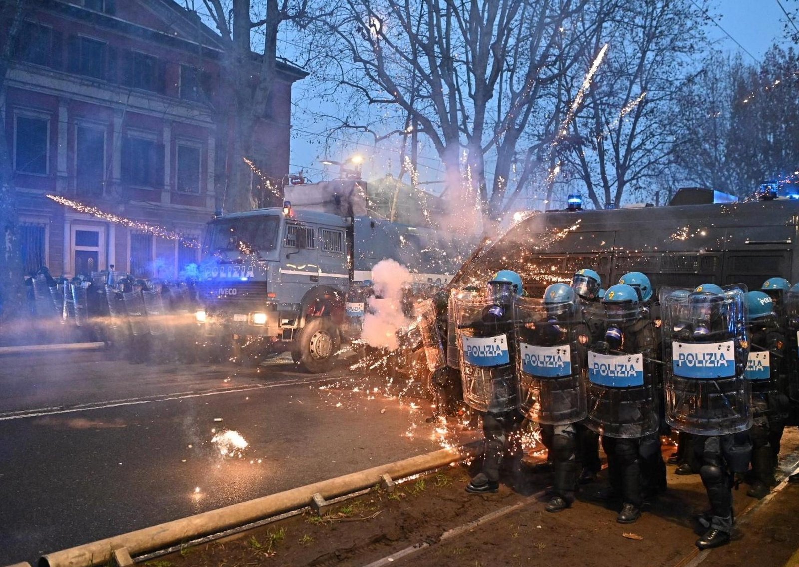 Violentos enfrentamientos en Italia tras el desalojo de un edificio tomado: Giorgia Meloni tildó a los revoltosos de "enemigos del estado"